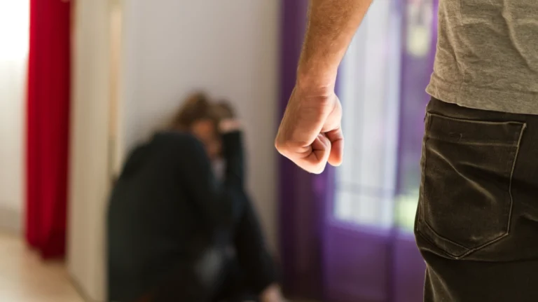Βόλος: 35χρονη καταγγέλλει τον πρώην σύντροφό της: Μου έριξε οινόπνευμα στο στόμα για να με κάψει